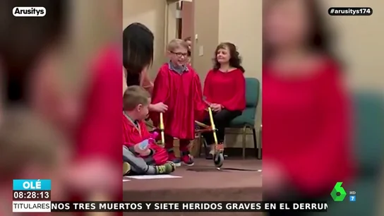 La historia de superación de un niño de cinco años con espina bífida que caminó por primera vez en su graduación La historia de superación de un niño de cinco años con espina bífida que caminó por primera vez en su graduación