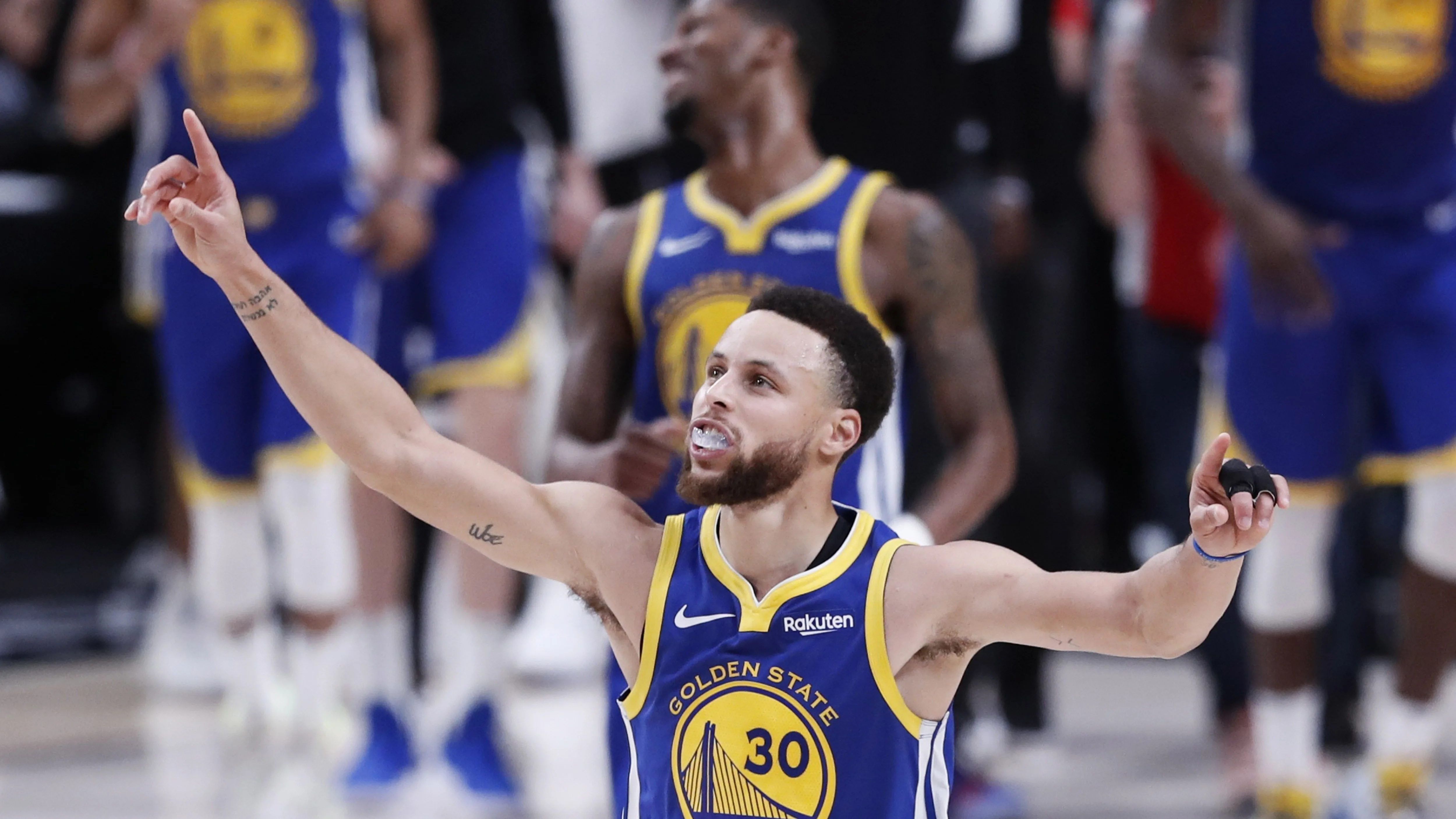 Stephen Curry celebra una canasta ante los Blazers