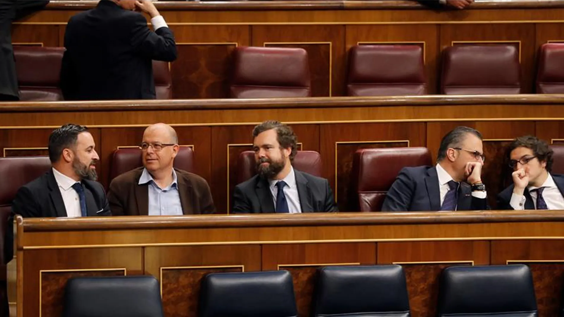 El presidente de Vox, Santiago Abascal, conversa con el diputado del PSC José Zaragoza en el hemiciclo