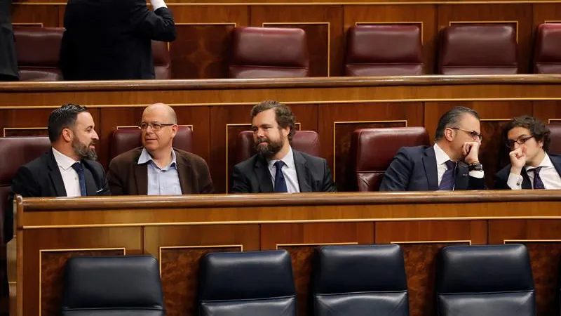 El presidente de Vox, Santiago Abascal, conversa con el diputado del PSC José Zaragoza