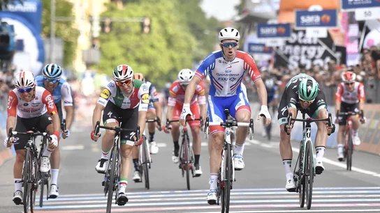 Arnaud Démare celebra su victoria en la décima etapa del Giro de Italia Arnaud Démare celebra su victoria en la décima etapa del Giro de Italia