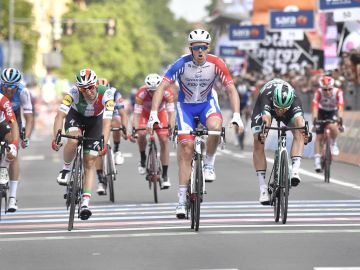Arnaud Démare celebra su victoria en la décima etapa del Giro de Italia Arnaud Démare celebra su victoria en la décima etapa del Giro de Italia