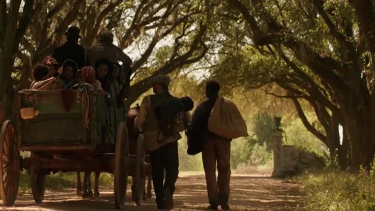 La familia de Chicken George abandona la granja en la era esclava al terminar la guerra La familia de Chicken George abandona la granja en la era esclava al terminar la guerra