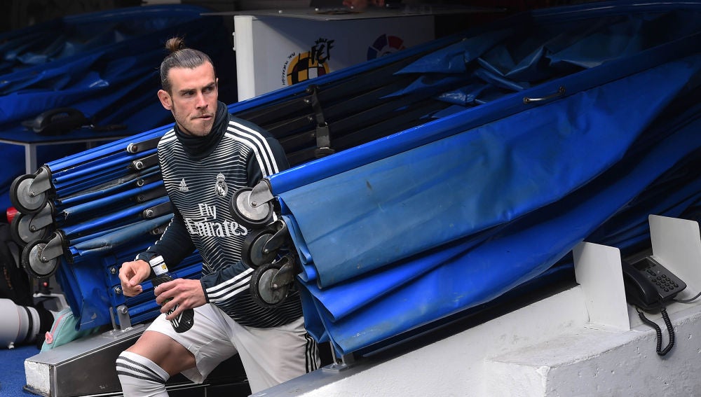 Gareth Bale sale del túnel de vestuarios