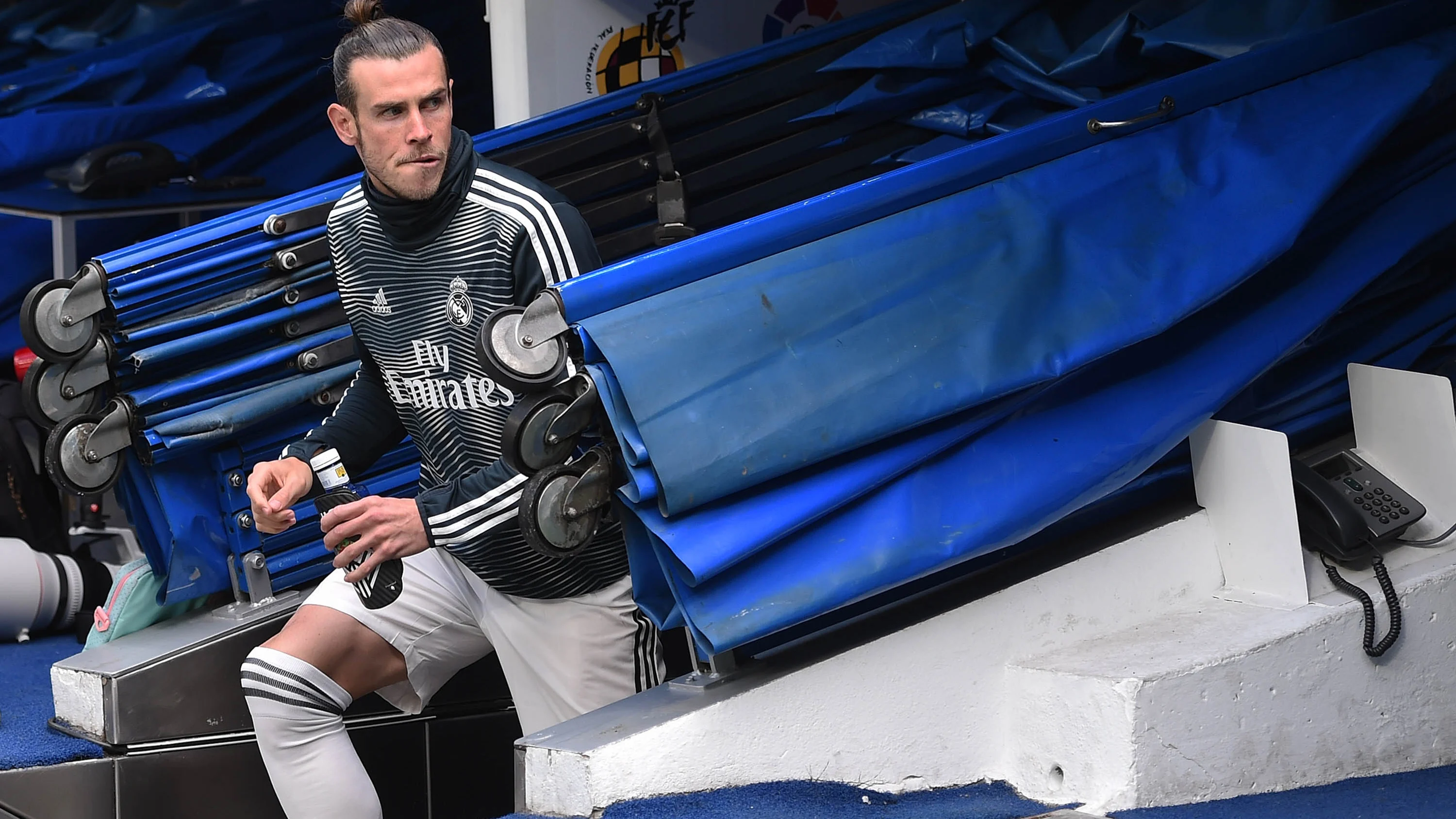 Gareth Bale sale del túnel de vestuarios