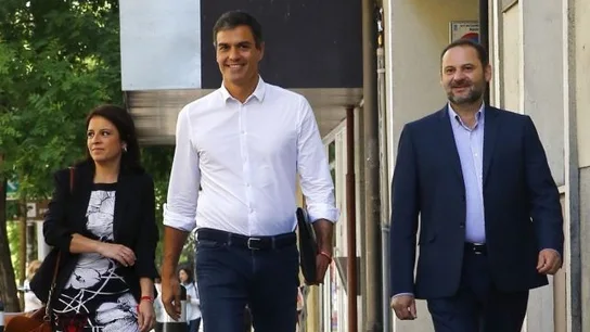 Sánchez, Ábalos y Lastra caminando juntos en la calle Sánchez, Ábalos y Lastra caminando juntos en la calle