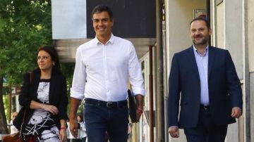 Sánchez, Ábalos y Lastra caminando juntos en la calle