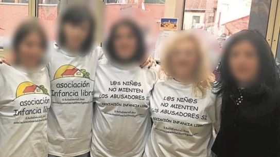 Miembros de la asociación Infancia Libre Miembros de la asociación Infancia Libre