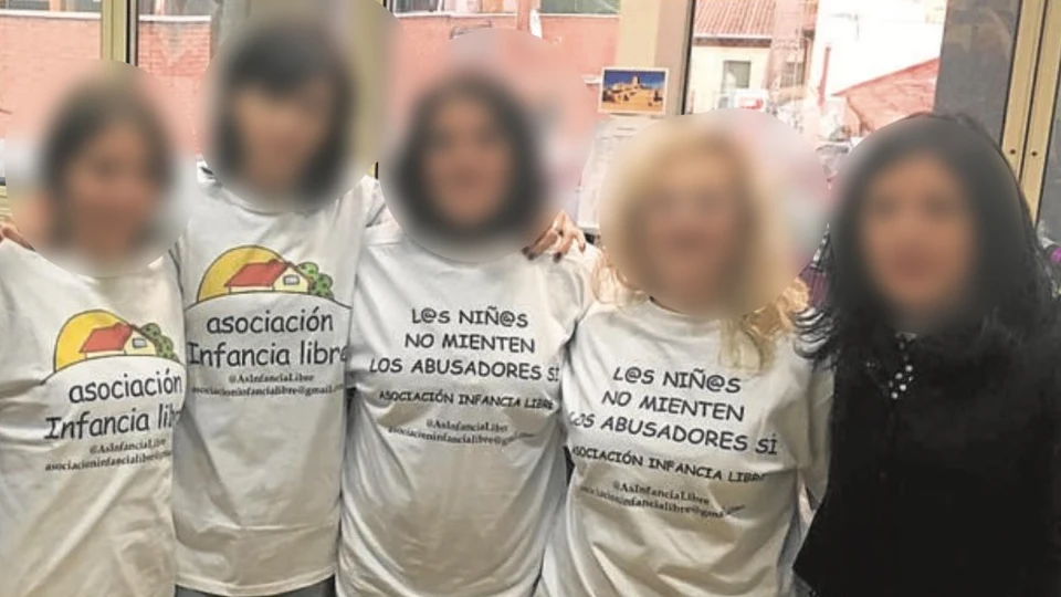 Miembros de la asociación Infancia Libre