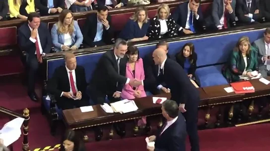 El preso Raül Romeva accede al Senado entre aplausos de los independentistas y saluda a Manuel Cruz El preso Raül Romeva accede al Senado entre aplausos de los independentistas y saluda a Manuel Cruz