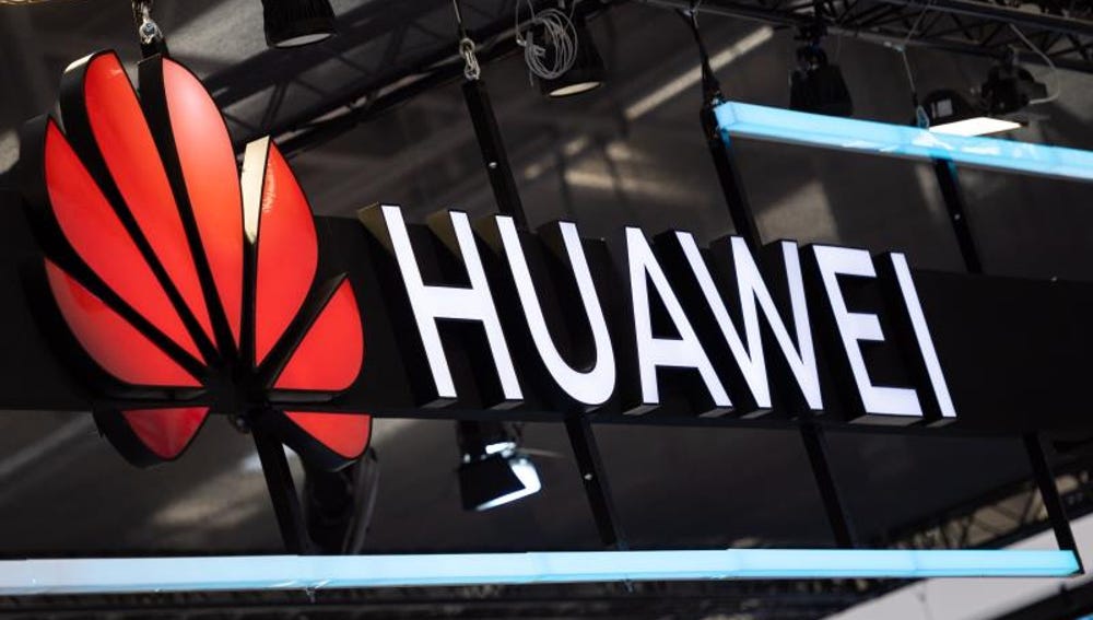 Imagen del logotipo de Huawei en su puesto durante una feria electrónica