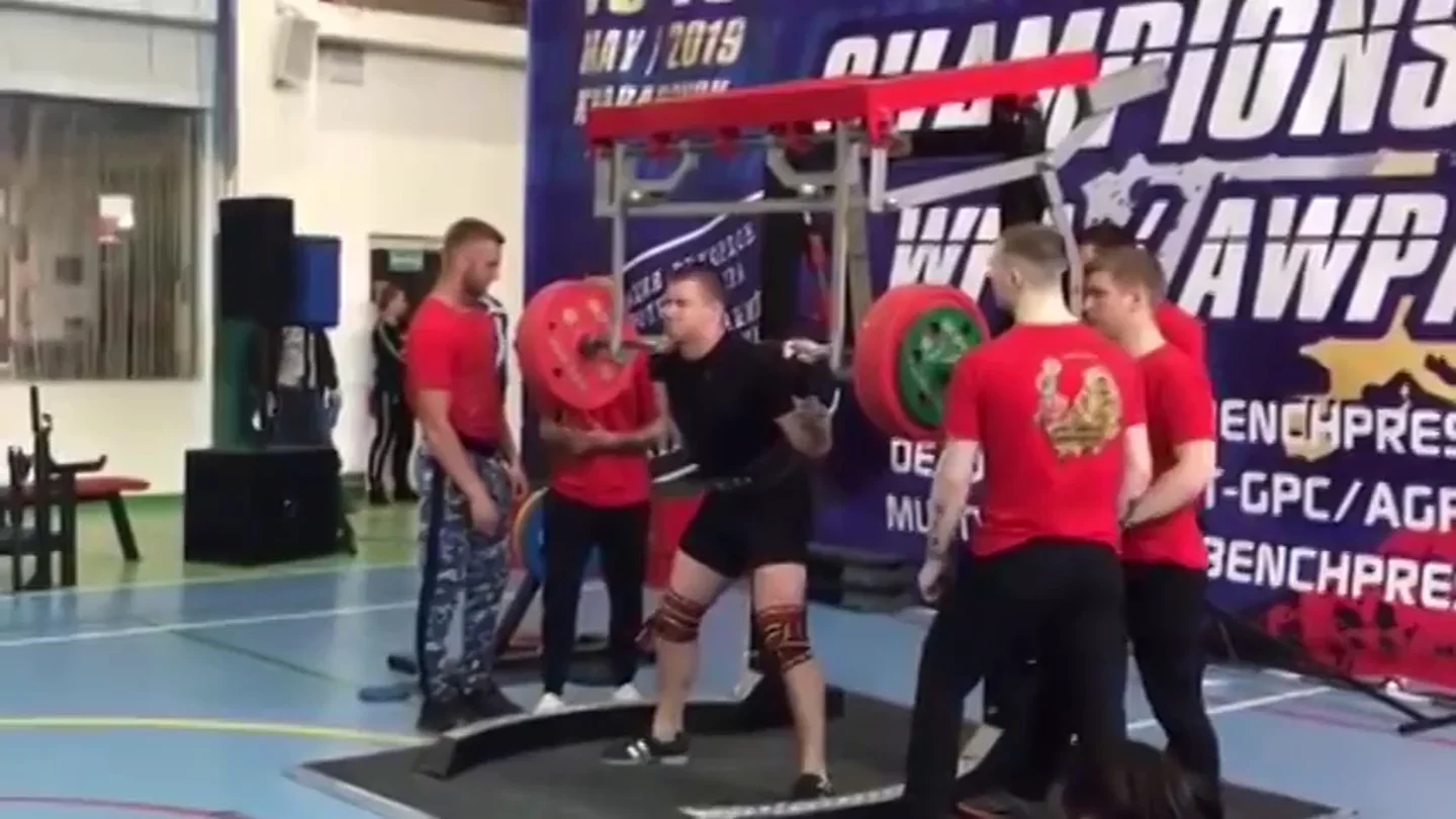 Imágenes muy duras: un levantador de pesas se parte la pierna en plena competición Imágenes muy duras: un levantador de pesas se parte la pierna en plena competición