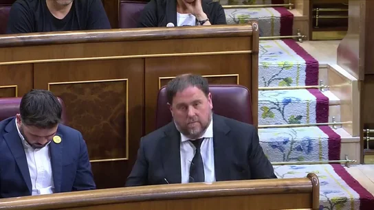 Vox boicotea con golpes en la mesa la toma de posesión de los independentistas y Abascal jura por "España" Vox boicotea con golpes en la mesa la toma de posesión de los independentistas y Abascal jura por "España"