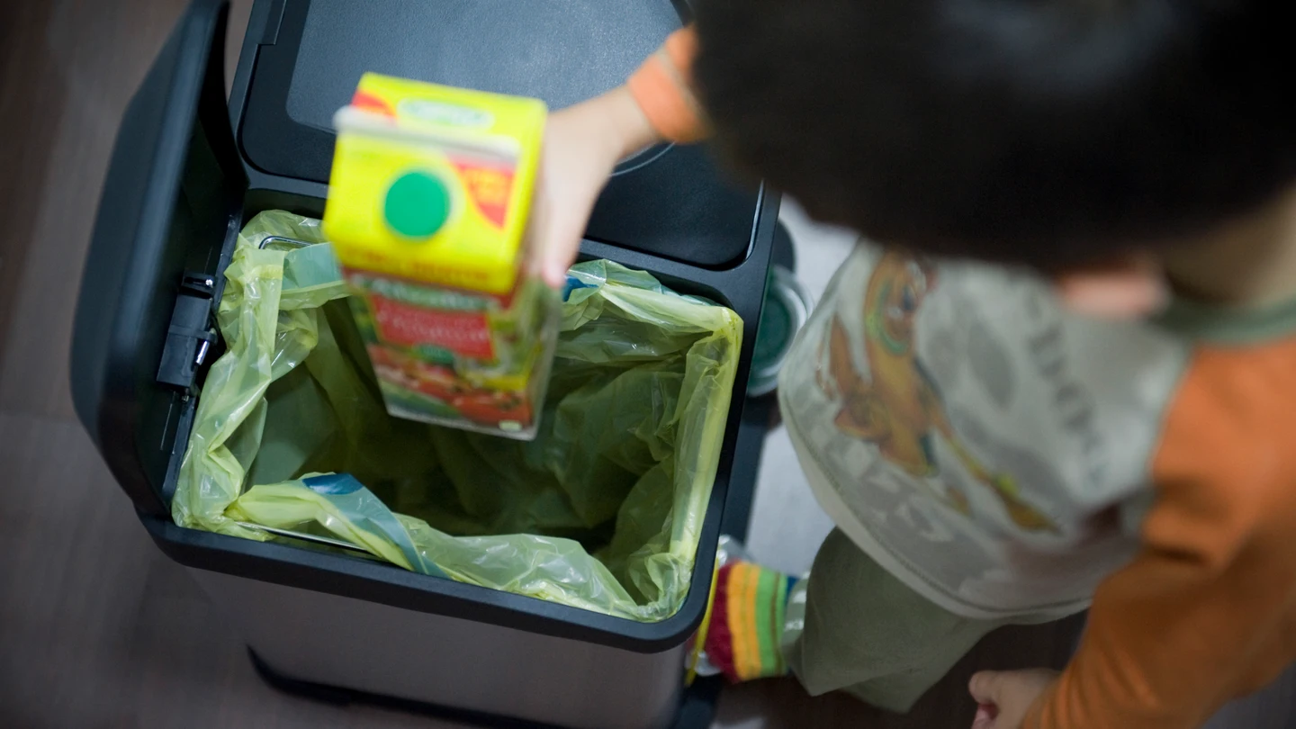 Separar los residuos en casa para facilitar su reciclaje, un sencillo gesto. Separar los residuos en casa para facilitar su reciclaje, un sencillo gesto.