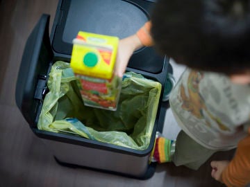 Separar los residuos en casa para facilitar su reciclaje, un sencillo gesto. Separar los residuos en casa para facilitar su reciclaje, un sencillo gesto.
