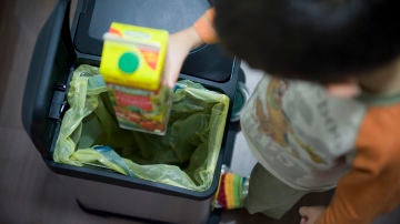 Separar los residuos en casa para facilitar su reciclaje, un sencillo gesto. 