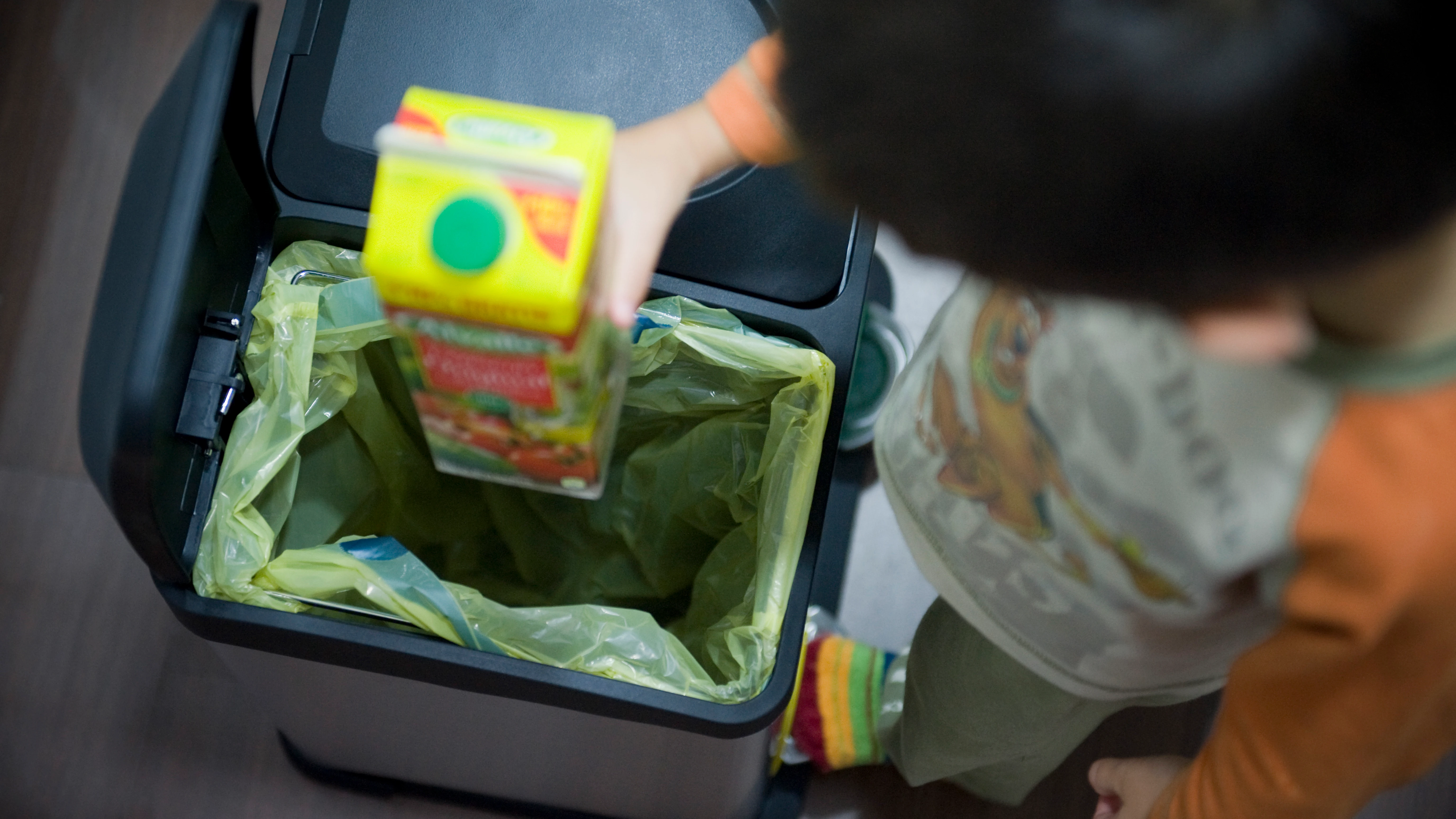 Separar los residuos en casa para facilitar su reciclaje, un sencillo gesto. 