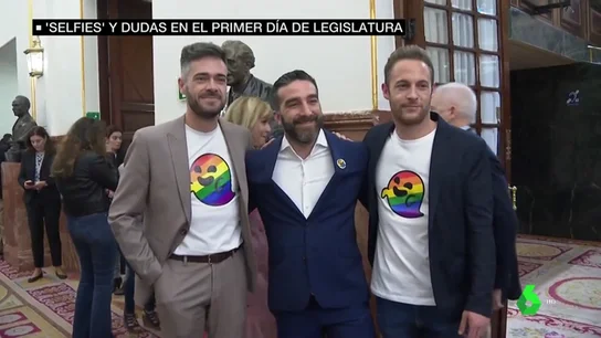 Dos diputados socialistas con una camiseta del fantasma LGTBI que hizo famoso Vox Dos diputados socialistas con una camiseta del fantasma LGTBI que hizo famoso Vox