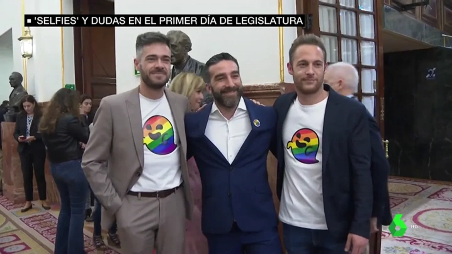 Dos diputados socialistas con una camiseta del fantasma LGTBI que hizo famoso Vox Dos diputados socialistas con una camiseta del fantasma LGTBI que hizo famoso Vox