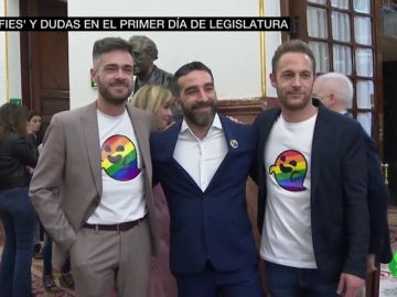 Dos diputados socialistas con una camiseta del fantasma LGTBI que hizo famoso Vox Dos diputados socialistas con una camiseta del fantasma LGTBI que hizo famoso Vox