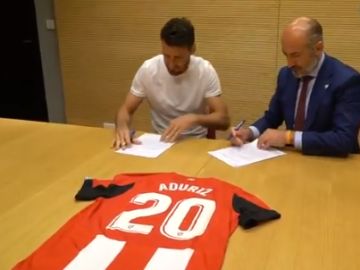Aduriz con el presidente del Athletic, Aitor Elizegi, firmando su renovación Aduriz con el presidente del Athletic, Aitor Elizegi, firmando su renovación