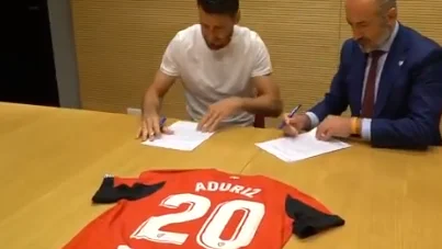 Aduriz con el presidente del Athletic, Aitor Elizegi, firmando su renovación