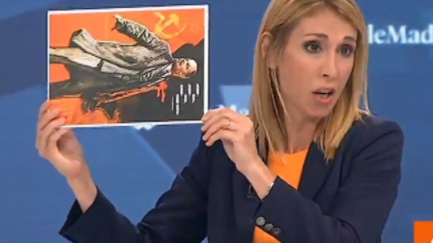 La concejala Silvia Saavedra (Cs) mostrando el cartel de Lenin