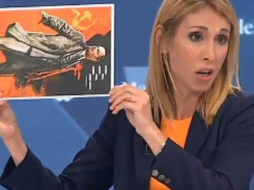 La concejala Silvia Saavedra (Cs) mostrando el cartel de Lenin La concejala Silvia Saavedra (Cs) mostrando el cartel de Lenin