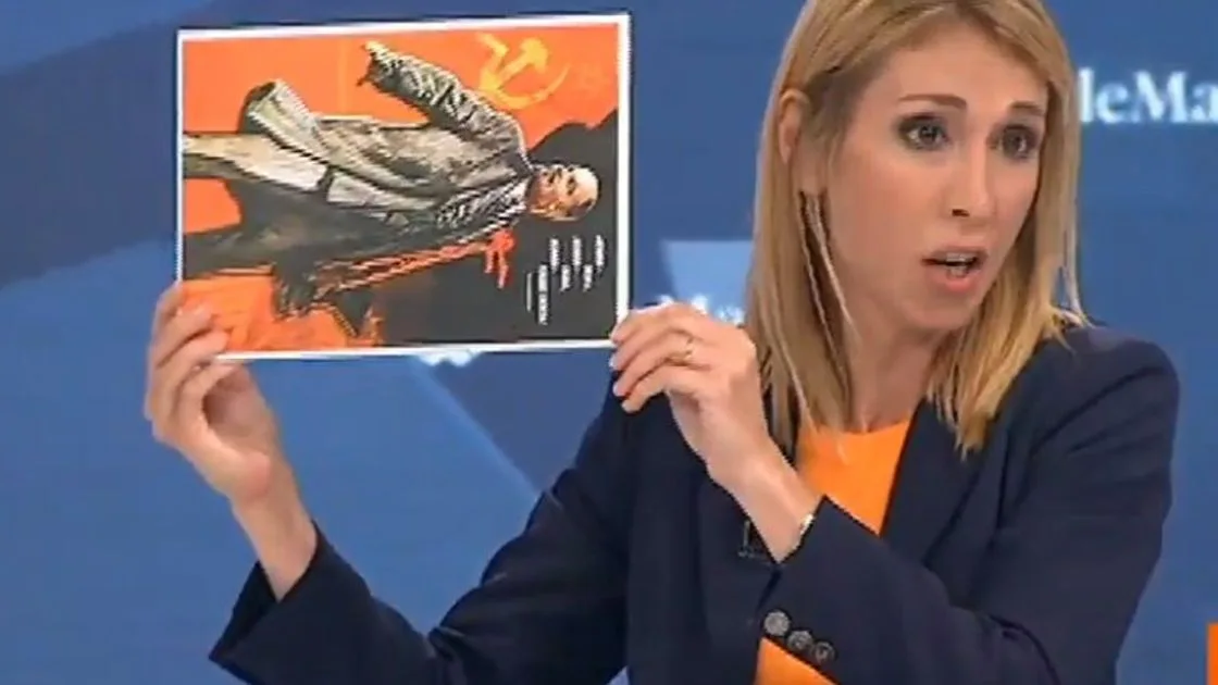 La concejala Silvia Saavedra (Cs) mostrando el cartel de Lenin