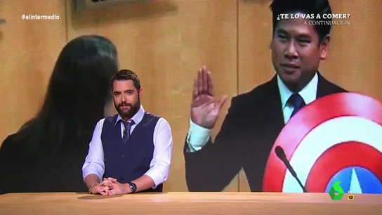 De llevar el escudo del Capitán América a usar una marioneta: así son los juramentos más locos de América De llevar el escudo del Capitán América a usar una marioneta: así son los juramentos más locos de América