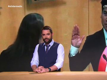 De llevar el escudo del Capitán América a usar una marioneta: así son los juramentos más locos de América De llevar el escudo del Capitán América a usar una marioneta: así son los juramentos más locos de América