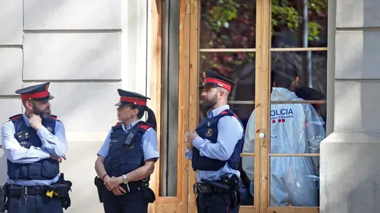 Los Mossos d'Esquadra, apostados frente al establecimiento donde se encontraba el cadáver Los Mossos d'Esquadra, apostados frente al establecimiento donde se encontraba el cadáver