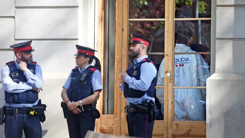 Los Mossos d'Esquadra, apostados frente al establecimiento donde se encontraba el cadáver