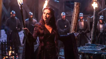 Melisandre sostiene una antorcha en 'Juego de Tronos'.