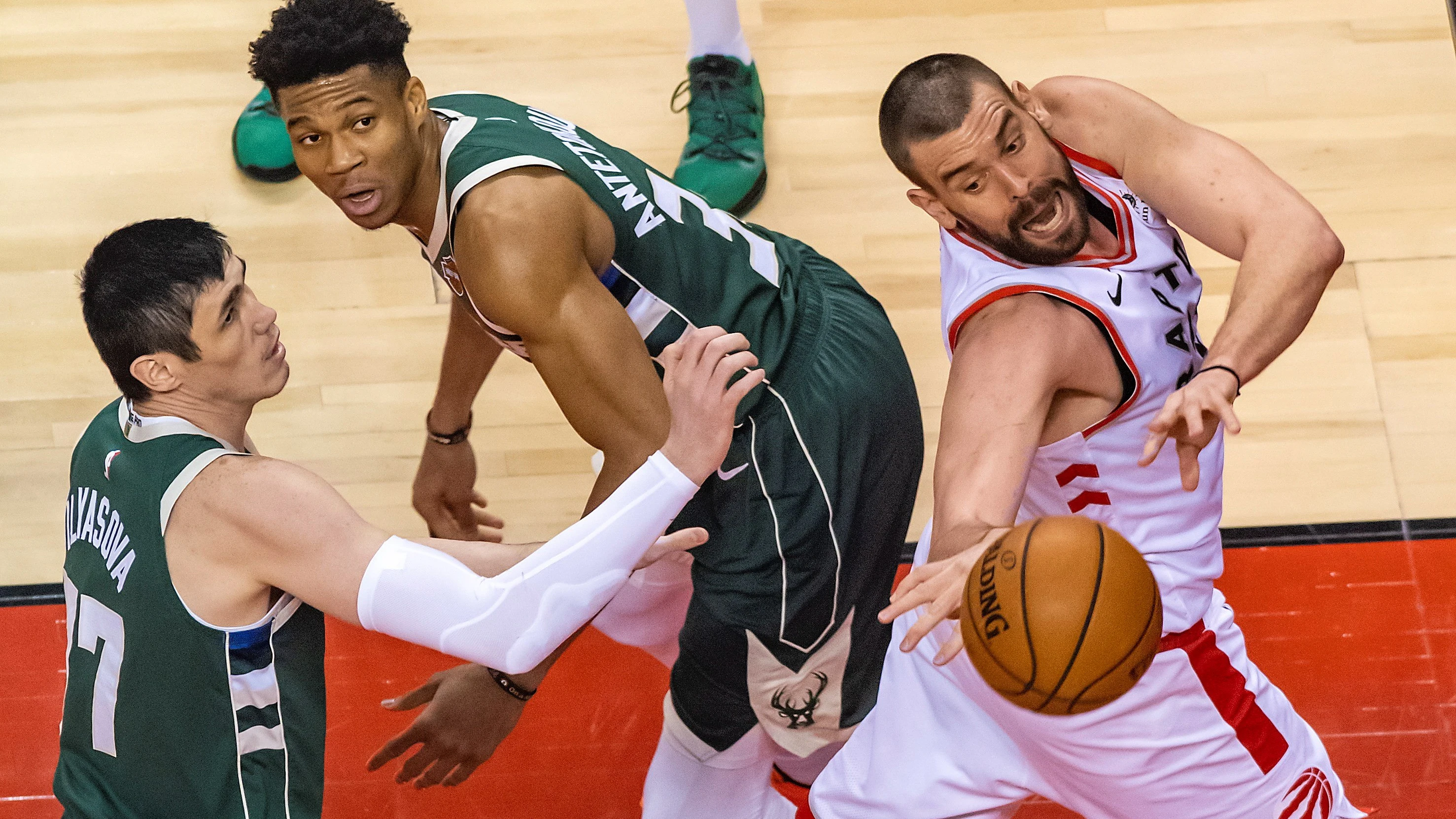 Marc Gasol pelea por un balón en la final ante los Bucks