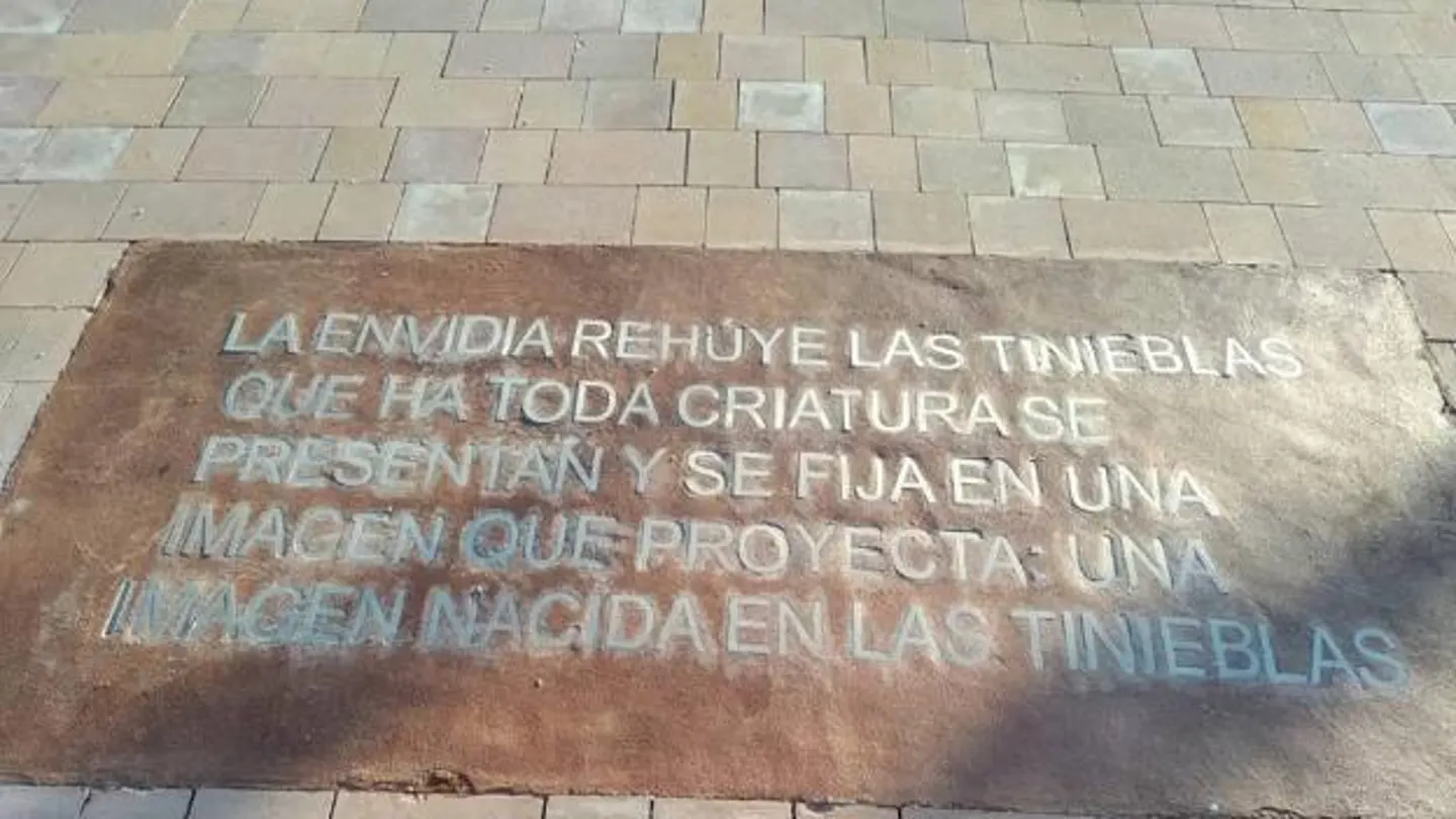 Imagen de la placa homenaje a Zambrano con la falta de ortografía Imagen de la placa homenaje a Zambrano con la falta de ortografía