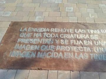Imagen de la placa homenaje a Zambrano con la falta de ortografía Imagen de la placa homenaje a Zambrano con la falta de ortografía