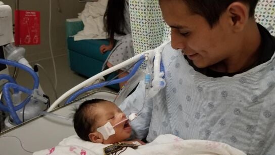 Yovani junto a su hijo, en "muerte cerebral"