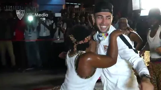 Bailes, música, serpientes... cálida bienvenida al Sevilla en su llegada a Tanzania Bailes, música, serpientes... cálida bienvenida al Sevilla en su llegada a Tanzania