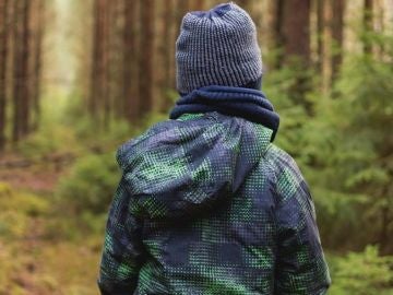 niño en un bosque niño en un bosque