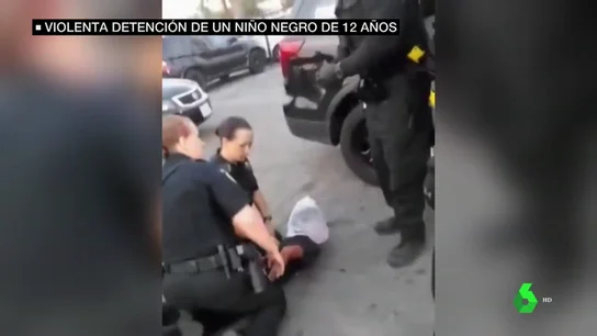 Brutal arresto a un niño negro en EEUU: le reducen, clavan la rodilla en su espalda y le ponen una bolsa en la cabeza Brutal arresto a un niño negro en EEUU: le reducen, clavan la rodilla en su espalda y le ponen una bolsa en la cabeza