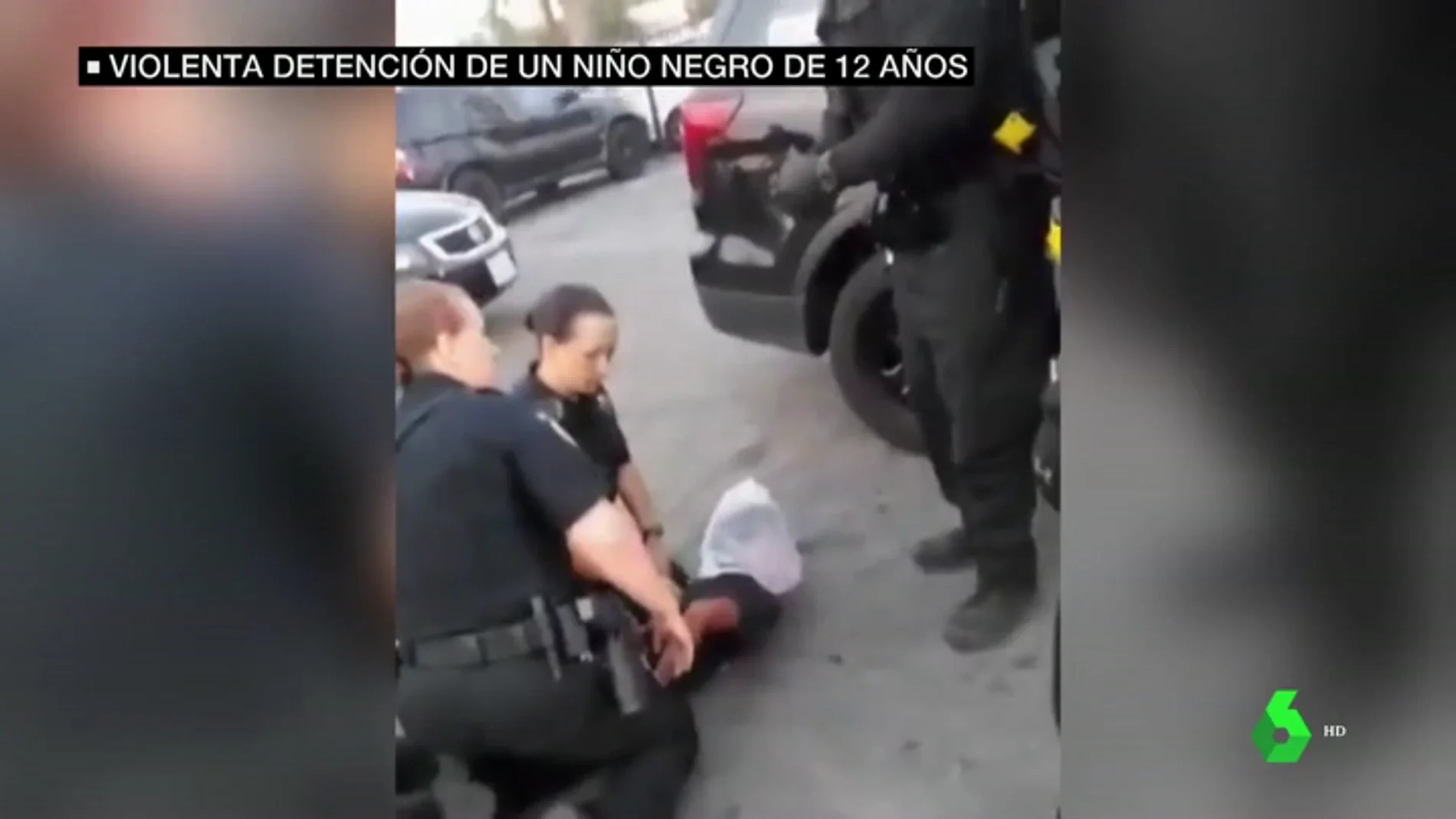Brutal arresto a un niño negro en EEUU: le reducen, clavan la rodilla en su espalda y le ponen una bolsa en la cabeza