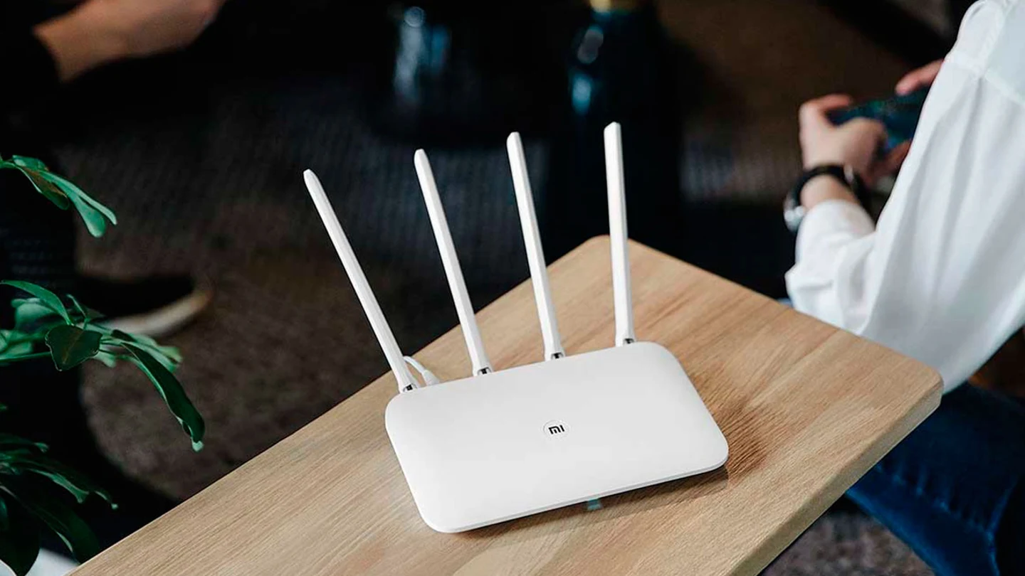 Router sobre una mesa Router sobre una mesa