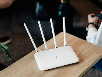 Router sobre una mesa Router sobre una mesa