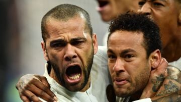 Dani Alves celebra un gol con Neymar, en una imagen de archivo