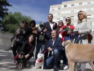 Aguado, junto a varias mascotas en el Hospital Gregorio Marañón Aguado, junto a varias mascotas en el Hospital Gregorio Marañón