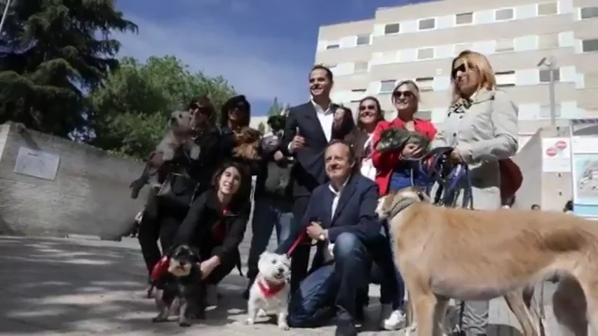 Aguado, junto a varias mascotas en el Hospital Gregorio Marañón