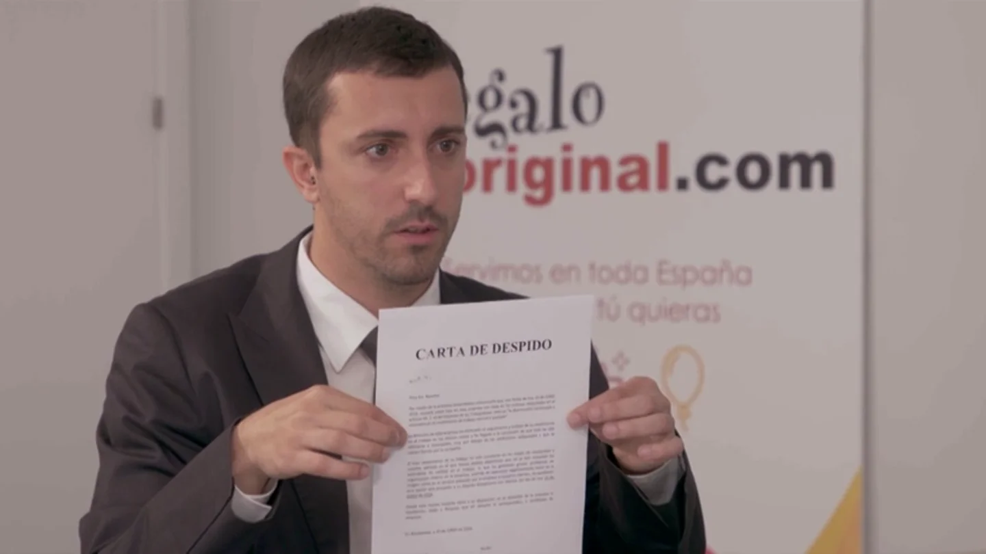 El Jefe infiltrado le muestra a Adrián su carta de despido: "Hay fallos imperdonables" El Jefe infiltrado le muestra a Adrián su carta de despido: "Hay fallos imperdonables"