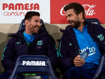 Messi y Piqué en el banquillo Messi y Piqué en el banquillo