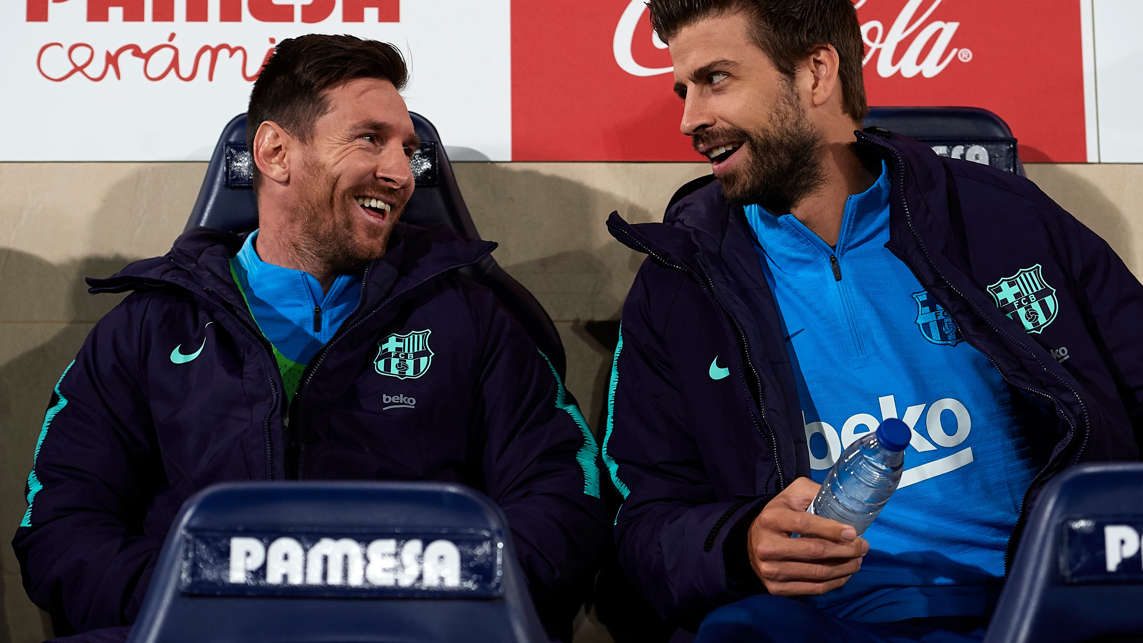 Messi y Piqué en el banquillo